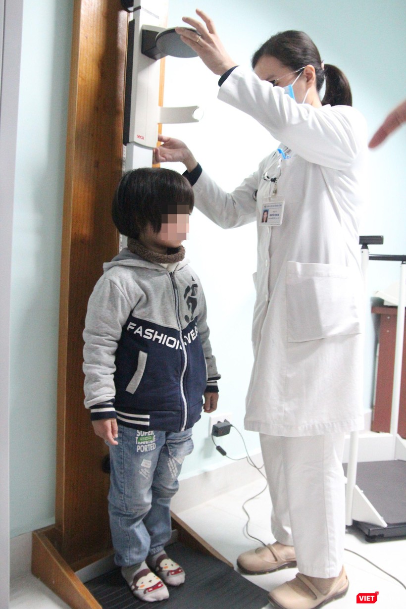 Bé HV được nhân viên y tế theo dõi tăng trưởng đều đặn