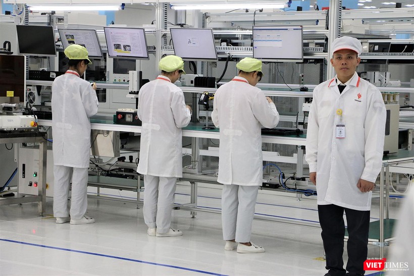 Bên trong nhà máy sản xuất điện thoại thông minh thương hiệu Vsmart
