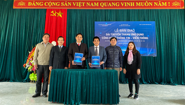 Ông Cầm Bá Đứng – Phó Chủ tịch Thường trực UBND huyện Thường Xuân và ông Phạm Văn Đức – Phó Tổng Giám đốc Công ty Cổ phần Công nghệ SAVIS ký Biên bản bàn giao