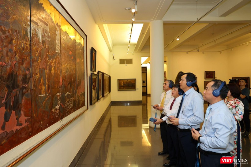 Thứ trưởng Bộ Văn hóa - Thể thao và Du lịch cùng Tổng Cục trưởng Tổng cục Du lịch sử dụng app iMuseum VFA để tìm hiểu các tác phẩm tại Bảo tàng Mỹ thuật Việt Nam