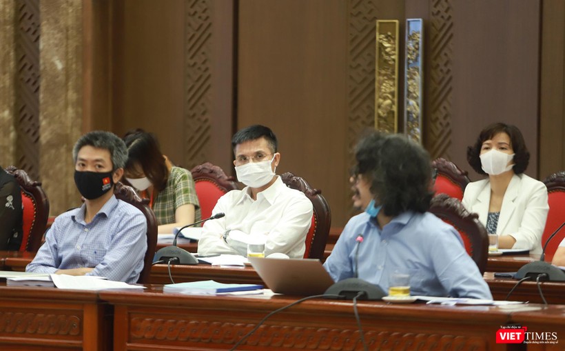 Ông Đinh Văn Hải (giữa) - Chủ nhiệm Tạp chí điện tử VietTimes