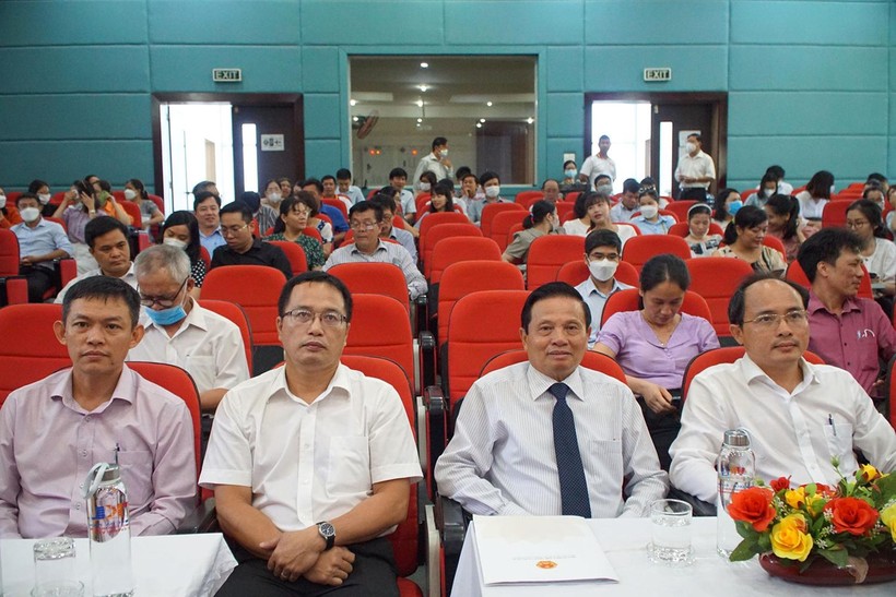 Tiến sĩ Lê Doãn Hợp (thứ 2 bên phải) và Ban giám hiệu Đại học Công nghệ Thông tin và Truyền thông Việt - Hàn