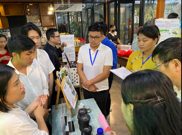 Các đội đang tiến hành thuyết trình dự án cho bán giám khảo (ảnh: BTC) Các đội đang tiến hành thuyết trình dự án cho bán giám khảo (ảnh: BTC)