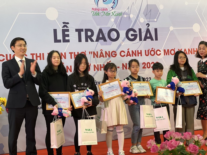 Ông Hoàng Đình Chung - Giám đốc Trung tâm Bản quyền số (bên trái) - trao giải cho các học sinh xuất sắc