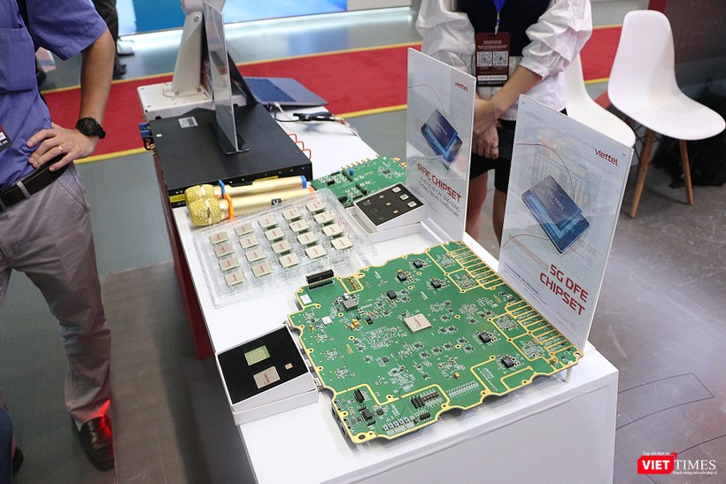 Chipset và bo mạch do Viettel sản xuất, được trưng bày trong khuôn khổ Diễn đàn cấp cao về Công nghiệp 4.0, ngày 14/6/2023 vt_chipset viettel.jpg
