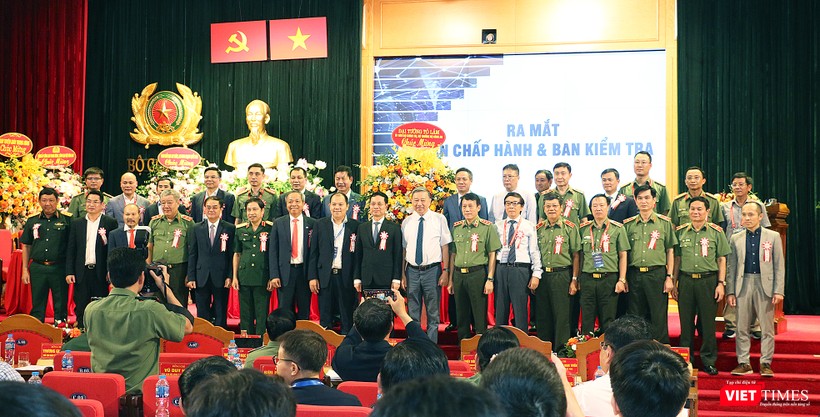 Ông Vũ Ngọc Sơn (hàng dưới, ngoài cùng bên phải) cùng Ban chấp hành Hiệp hội An ninh mạng Quốc gia ra mắt tại Đại hội lần thứ nhất của Hiệp hội, ngày 8/9/2023 vt_hiep hoi an ninh mang 3.jpg