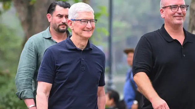 CEO Apple dạo bước quanh Hồ Gươm Tim Cook Ho Guom.jpg