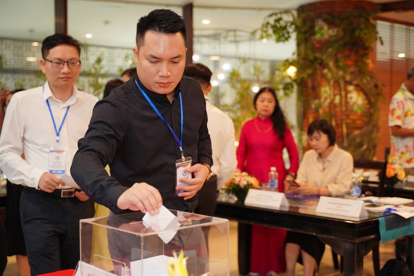 Các đại biểu bỏ phiếu bầu Ban thư ký Chi hội nhiệm kỳ 2024-2026 DOM08977.JPG