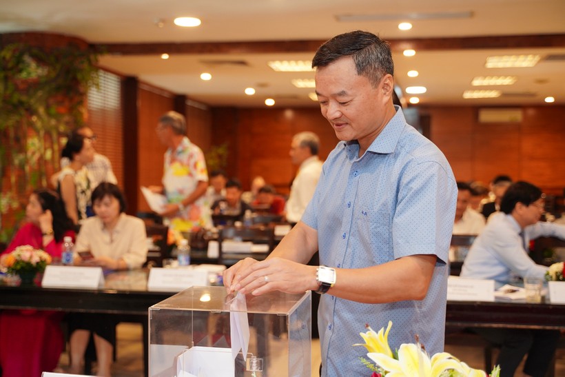 Ông Nguyễn Bá Kiên - Tổng biên tập Tạp chí điện tử VietTimes bỏ phiếu bầu Ban thư ký Chi hội DOM09005.JPG