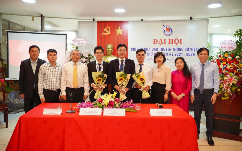 Ban Thư ký Chi hội nhiệm kỳ 2024-2026 chụp ảnh cùng Lãnh đạo Hội nhà báo Việt Nam và Hội Truyền thông số Việt Nam DOM09054.JPG