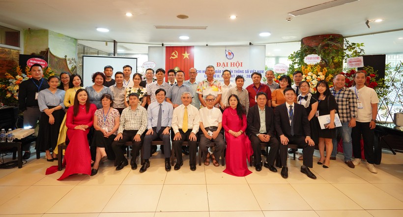 Lãnh đạo Hội Truyền thông số Việt Nam và các nhà báo, hội viên Chi hội Truyền thông số Việt Nam chụp ảnh lưu niệm DOM09175.JPG