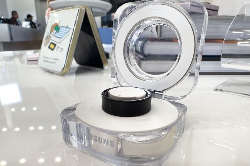 Nhẫn Galaxy Ring có hộp sạc trong suốt, có đèn LED Galaxy Ring dat trong hop sac.jpg