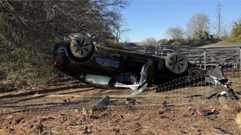 Xe Tesla bi lat - Reddit.jpg