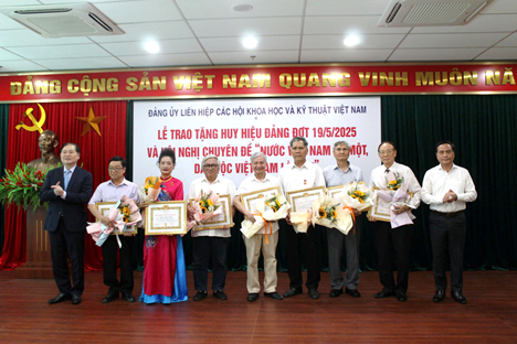 TSKH. Phan Xuân Dũng – Bí thư Đảng ủy, Chủ tịch Liên hiệp Hội Việt Nam (ngoài cùng bên trái) và PGS.TS Phạm Ngọc Linh – Phó Bí thư thường trực, Phó Chủ tịch Liên hiệp Hội Việt Nam (ngoài cùng bên phải) trao huy hiệu cho các đảng viên.