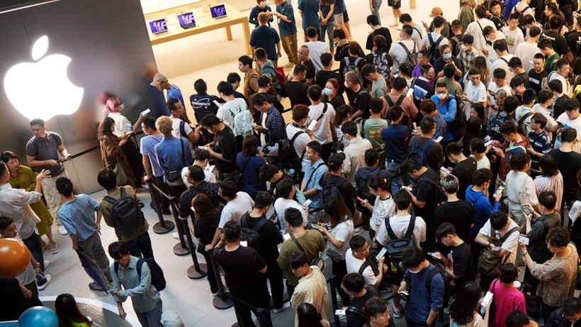 Ảnh minh họa: Phone Arena Nguoi xep hang mua iPhone - Phone Arena.jpg