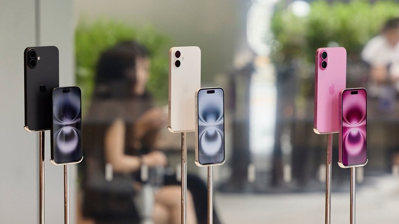 Các mẫu điện thoại iPhone được bày bán. Ảnh: Bloomberg dien thoai iPhone - Bloomberg.jpg