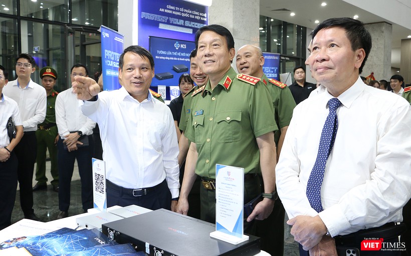 Đại tướng Lương Tam Quang, Bộ trưởng Bộ Công an tham quan các gian triển lãm công nghệ an ninh mạng tại sự kiện Ngày An ninh mạng Việt Nam 6/8.