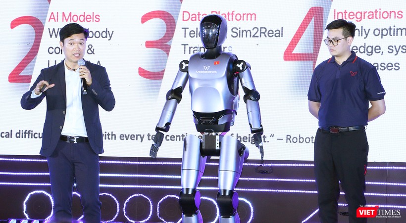 Ông Ngô Quốc Hưng giới thiệu về robot VR H3 của VinRobotics