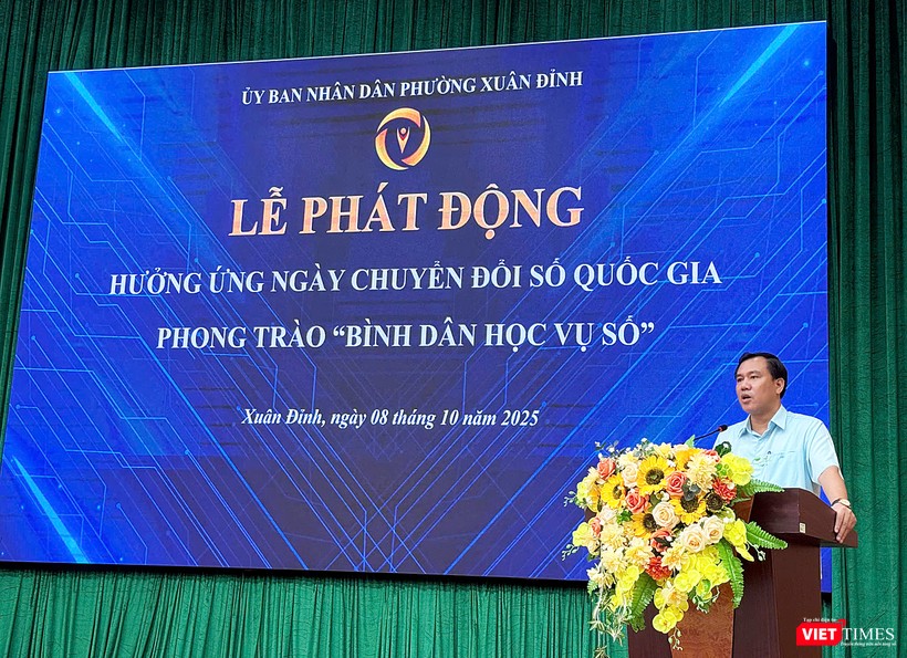 Ông Nguyễn Thường Sơn, Phó bí thư Đảng ủy, Chủ tịch UBND phường Xuân Đỉnh phát biểu về phong trào &quot;Bình dân học vụ số&quot; của phường.