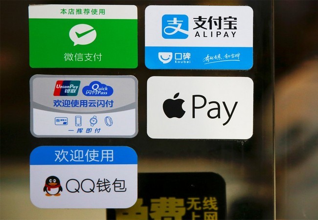 Logo của Alipay bên cạnh các logo khác trên một nhà hàng ở ga tàu Bắc Binh ngày 13.01.2017 (Reuter)