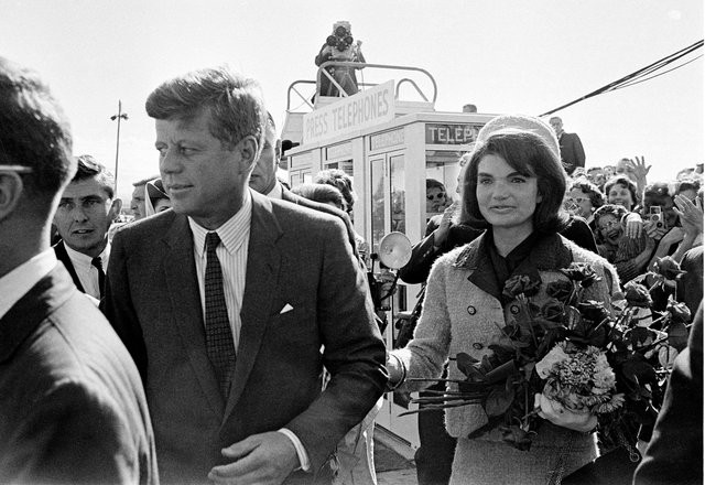 Tổng thống John F. Kennedy và phu nhân Jacqueline Kennedy được đám đông nhiệt liệt chào đón khi họ đến sân bay Dallas ngày 22/11/1963, vài giờ trước khi khi tổng thống bị ám sát (Ảnh AP)