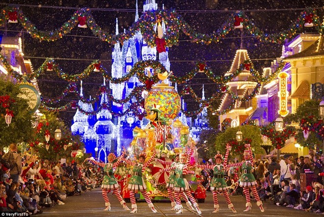 Lễ hội chào đón Giáng sinh sôi động tại Walt Disney World, bang Florida, Mỹ