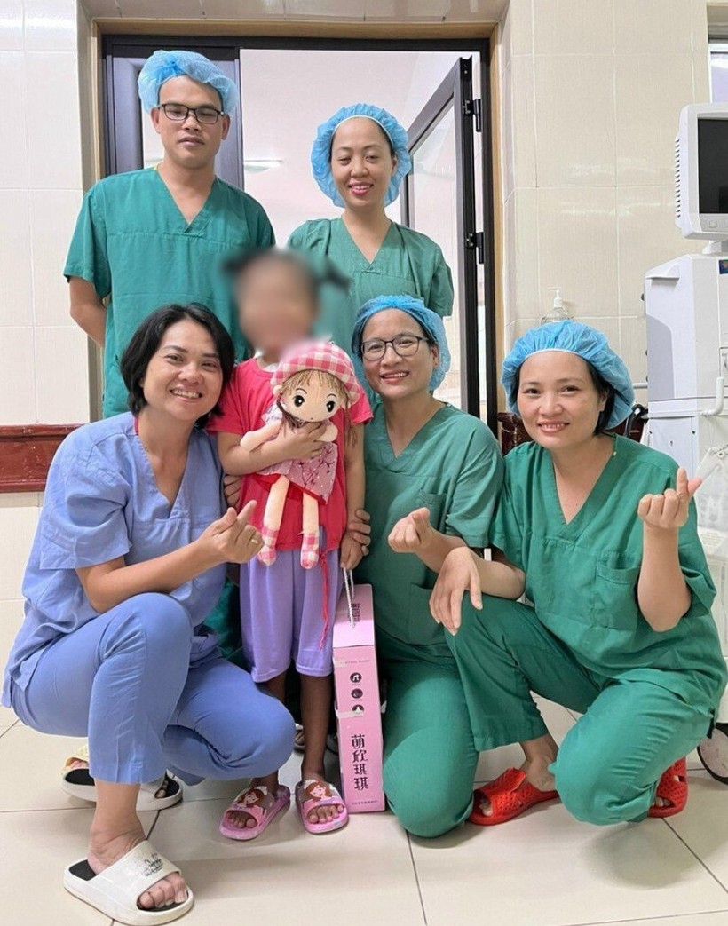 Niềm vui của các thầy thuốc của Trung tâm Tim mạch và Lồng ngực Bệnh viện Việt Đức bên cháu bé khi đã ổn định sức khoẻ, chuẩn bị ra viện z5688550870912_e2e20d5aad42c1feab3eb885ece117b0.jpg
