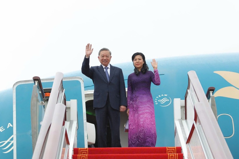 Tổng Bí thư, Chủ tịch nước Tô Lâm và Phu nhân đến sân bay Quốc tế Bạch Vân (Quảng Châu, Quảng Đông). Ảnh: Minh Nhật IMG_1681.jpeg