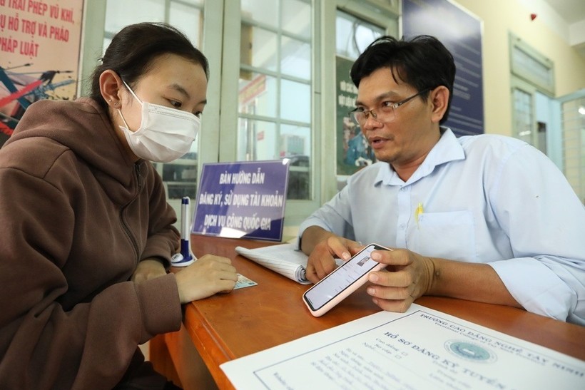 Bộ TT&TT nhấn mạnh quan điểm người dân, doanh nghiệp phải được thụ hưởng thật những thành quả do chuyển đổi số mang lại theo tinh thần “không để ai bị bỏ lại phía sau”. Ảnh minh họa: M.Q vnn2.jpg