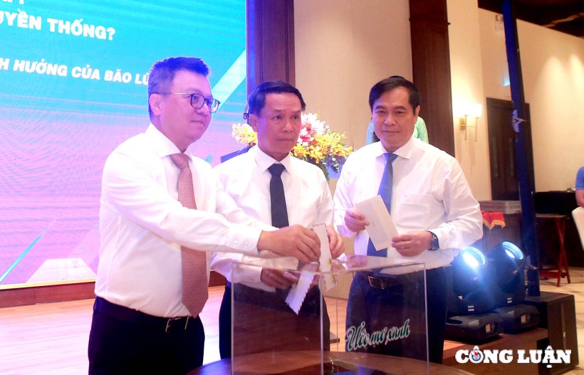 Trước khi diễn ra Chương trình, các đại biểu tham dự đã quyên góp cho “Quỹ ước mơ xanh” hướng về đồng bào 26 tỉnh miền Bắc chịu thiệt hại do bão lũ. (Ảnh: NBCL) z5852892284026_6612f03bbfa6638111fd628d5fc630a5-1740.jpg