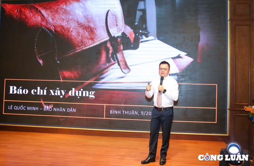 Ông Lê Quốc Minh thuyết trình Tổng quan về báo chí xây dựng, báo chí giải pháp. (Ảnh: NBCL) Ông Lê Quốc Minh thuyết trình Tổng quan về báo chí xây dựng, báo chí giải pháp. (Ảnh: NBCL)