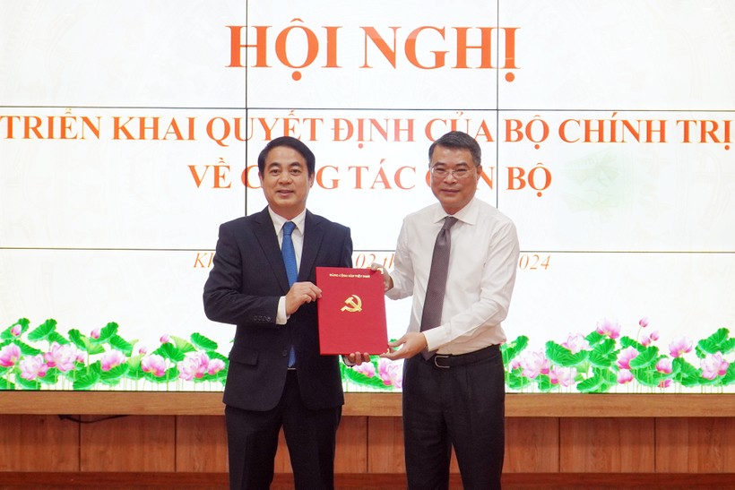 Trưởng Ban Tổ chức Trung ương Lê Minh Hưng trao quyết định của Bộ Chính trị về điều động, chỉ định làm Bí thư Tỉnh ủy Khánh Hòa cho ông Nghiêm Xuân Thành. Ảnh: Thảo Ngọc ongnghiemxuanthanh-bithutinhuykhanhhoa-2-66785.jpg