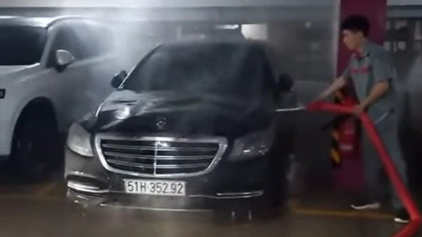 Ca sĩ Duy Mạnh khởi kiện công ty Mercedes - Benz Việt Nam vì chiếc ô tô trị giá 5 tỷ đồng của anh bốc cháy trong bãi xe chung cư. Ảnh: FBNV.