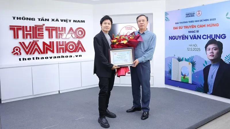 Tổng Biên tập Báo Thể thao và Văn hóa Nguyễn Thiện Thuật trao hoa và Bằng chứng nhận Đại sứ truyền cảm hứng cho Nhạc sĩ Nguyễn Văn Chung. Ảnh: BTC