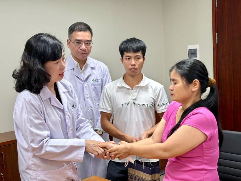 Giá trị cốt lõi của báo chí cách mạng là nói sự thật, bảo vệ lẽ phải, lấy con người ở trung tâm, vì con người. Trong ảnh Bộ trưởng Y tế Đào Hồng Lan đến Bệnh viện Nhi Trung ương thăm, động viên gia đình và cháu bé bị xe cán qua người ở Nam Định sau phản ánh nhân viên y tế Bệnh viện đa khoa tỉnh Nam Định yêu cầu đủ tiền thì mới cấp cứu. Giá trị cốt lõi của báo chí cách mạng là nói sự thật, bảo vệ lẽ phải, lấy con người ở trung tâm, vì con người. Trong ảnh Bộ trưởng Y tế Đào Hồng Lan đến Bệnh viện Nhi Trung ương thăm, động viên gia đình và cháu bé bị xe cán qua người ở Nam Định sau phản ánh nhân viên y tế Bệnh viện đa khoa tỉnh Nam Định yêu cầu đủ tiền thì mới cấp cứu.