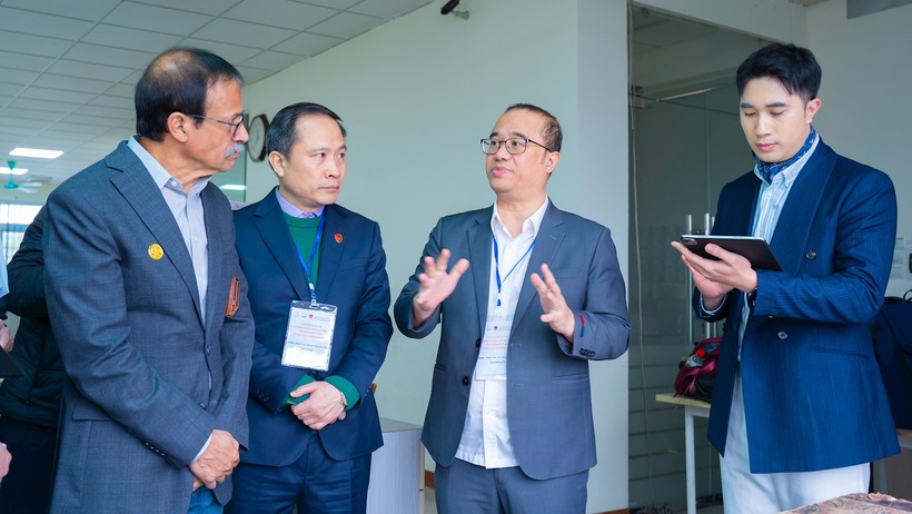 PGS.TS Nguyễn Trúc Lê - Bí thư Đảng ủy, Chủ tịch Hội đồng Trường Đại học Kinh tế - ĐHQGHN và PGS.TS Lê Trung Thành - Hiệu trưởng Nhà trường chia sẻ với Đại diện Đoàn kiểm định PGS.TS Nguyễn Trúc Lê - Bí thư Đảng ủy, Chủ tịch Hội đồng Trường Đại học Kinh tế - ĐHQGHN và PGS.TS Lê Trung Thành - Hiệu trưởng Nhà trường chia sẻ với Đại diện Đoàn kiểm định