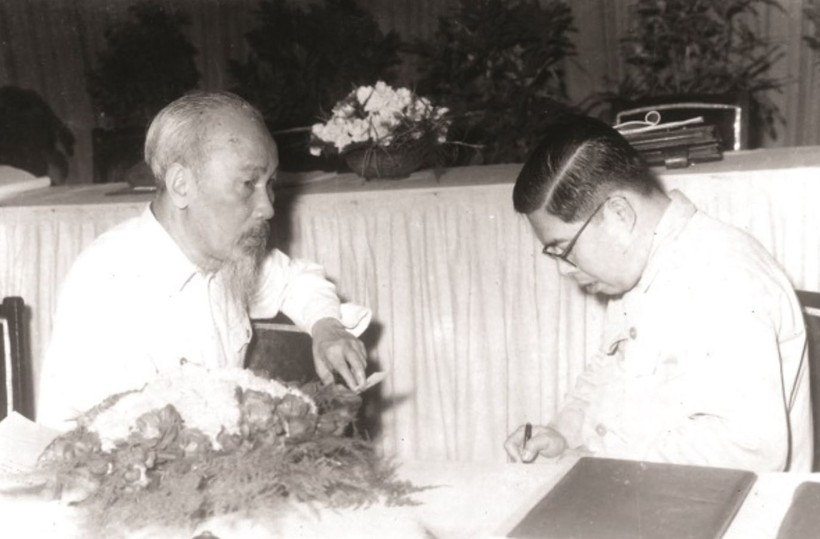 Bác Hồ với GS Trần Đại Nghĩa. Ảnh tư liệu