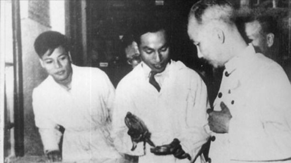 GS Đặng Văn Ngữ (giữa) đang thuyết trình với Bác Hồ nhân dịp Bác thăm Trường Y - Dược và Khoa Ký sinh trùng. Ảnh Tư liệu/SKĐS