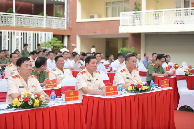 Thiếu tướng Phạm Thanh Hùng, Tư lệnh Bộ Tư lệnh Cảnh vệ cùng đại diện lãnh đạo các đơn vị nghiệp vụ của Bộ Công an tham dự buổi lễ. Ảnh: Như Ý