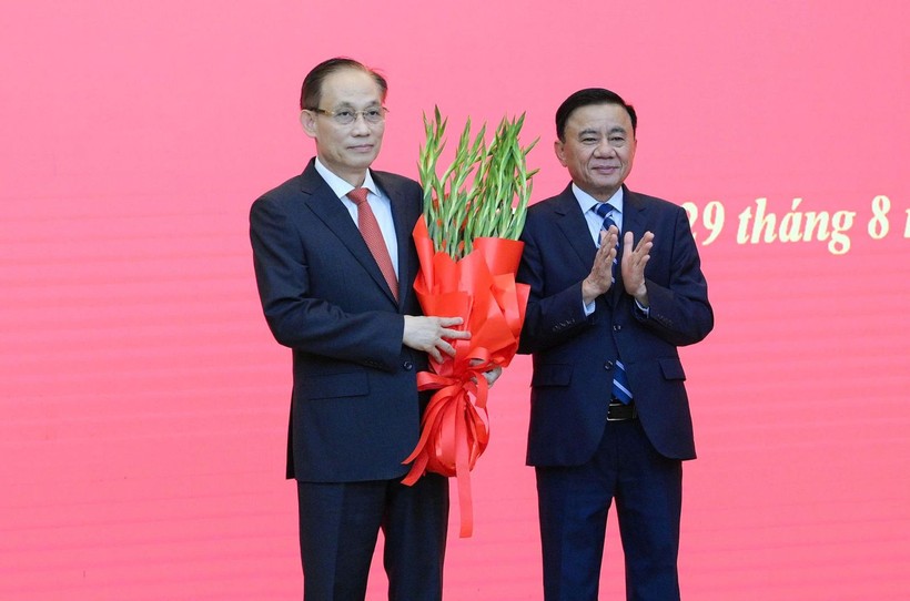 Thường trực Ban Bí thư Trần Cẩm Tú tặng hoa ông Lê Hoài Trung, Bí thư Trung ương Đảng, nguyên Chánh Văn phòng Trung ương Đảng. Ảnh: Cổng TTĐT Đảng Cộng sản