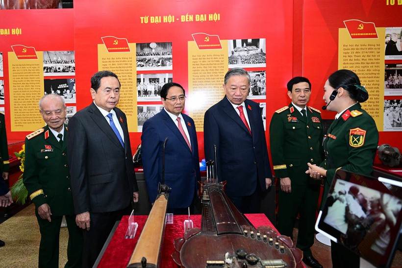 Tổng Bí thư Tô Lâm cùng các đại biểu tham quan gian trưng bày phục vụ đại hội