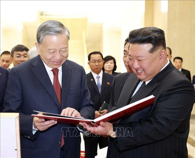 Sau khi kết thúc hội đàm, Tổng Bí thư Tô Lâm trao tặng Tổng Bí thư, Chủ tịch Quốc vụ CHDCND Triều Tiên Kim Jong Un cuốn sách ảnh &quot;Thắm tình hữu nghị Việt Nam - Triều Tiên&quot;