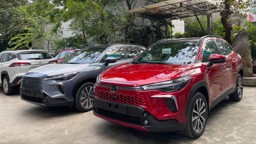 Toyota Corolla Cross 2024 phiên bản nâng cấp vòng đời đã có mặt tại đại lý, chờ bàn giao tới khách hàng. huy1.jpg