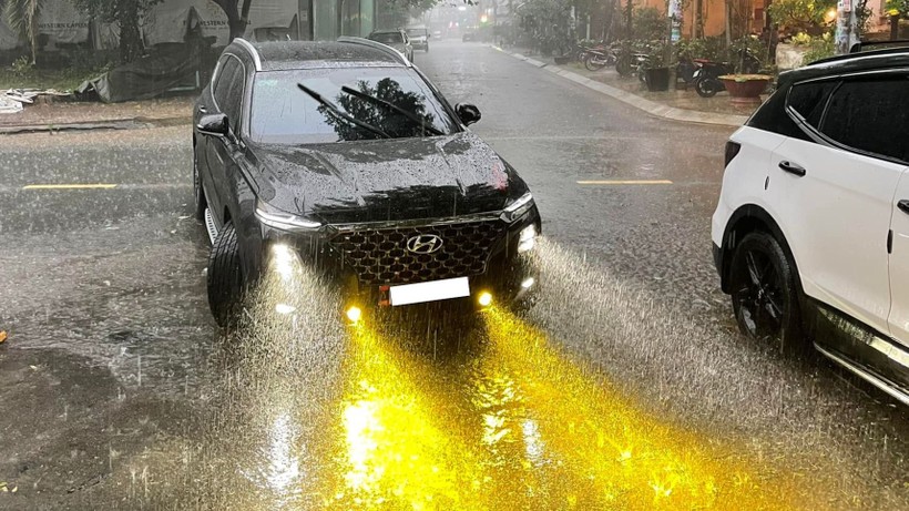 Khi lái ô tô dưới trời mưa, các tài xế có thể bật đèn chiếu sáng để cải thiện tầm nhìn, kể cả ban ngày 29961535263220429178114753185014.jpg