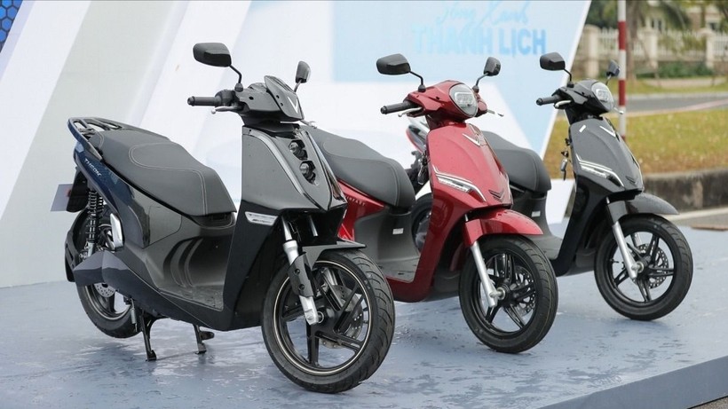 Từ nay đến hết 31/8/2024, khách hàng mua xe máy điện "made in Việt Nam" cũng sẽ hưởng nhiều ưu đãi hấp dẫn. bang-gia-xe-may-dien-vinfast-170.jpg