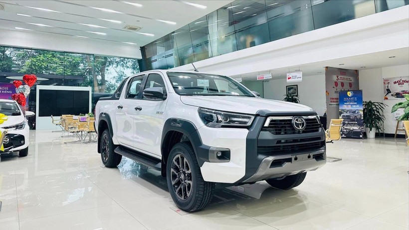 Toyota Hilux 2024 trở lại càng khiến sức hút của Triton sụt giảm trong phân khúc. hilux trắng 2024.jpeg