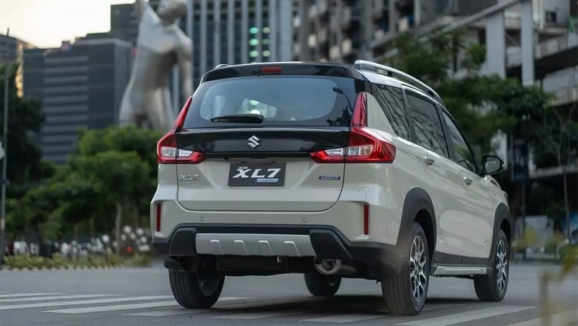 Phía sau XL7, phiên bản đang được bán tại Indonesia. suzuki-xl7-hybrid-4-4870.jpg