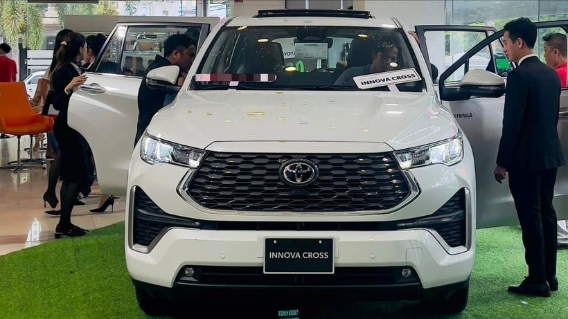 Innova Cross là mẫu MPV hiếm hoi trên thị trường có doanh số bản hybrid bán ra tốt hơn bản xăng thông thường. innova cross 2024 tại đại lý.jpeg