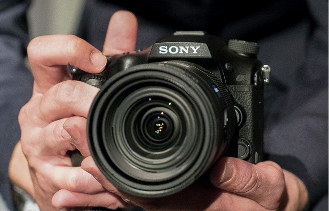 Kính ngắm cũng được nâng cấp với độ phóng đại 0.78x, công nghệ OLED độ phân giải 2,36 triệu điểm ảnh cùng lớp phủ T* của ZEISS ở bên ngoài.