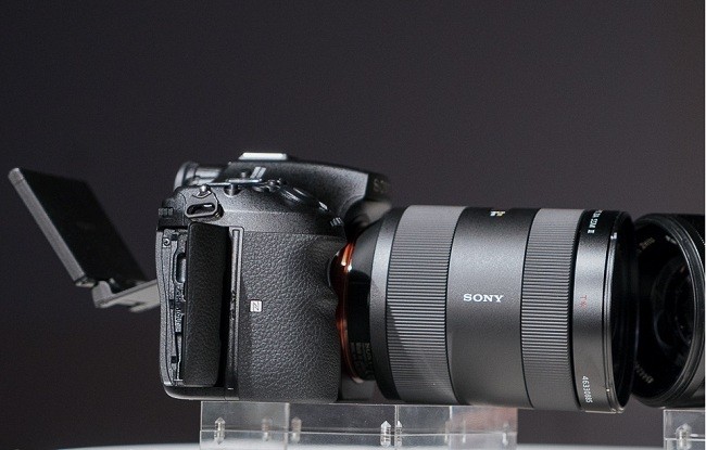 Hệ thống chống rung cảm biến 5 trục, quay phim 4K với profile S-log3.